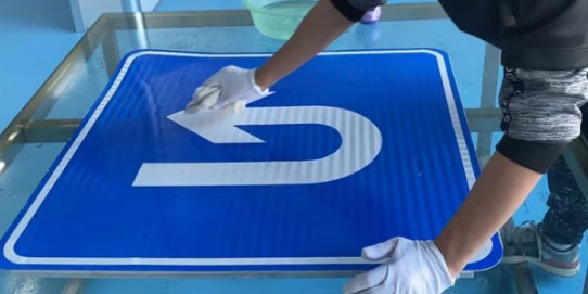 道路交通標(biāo)志牌安裝在道路上應(yīng)要做到哪些要求？
